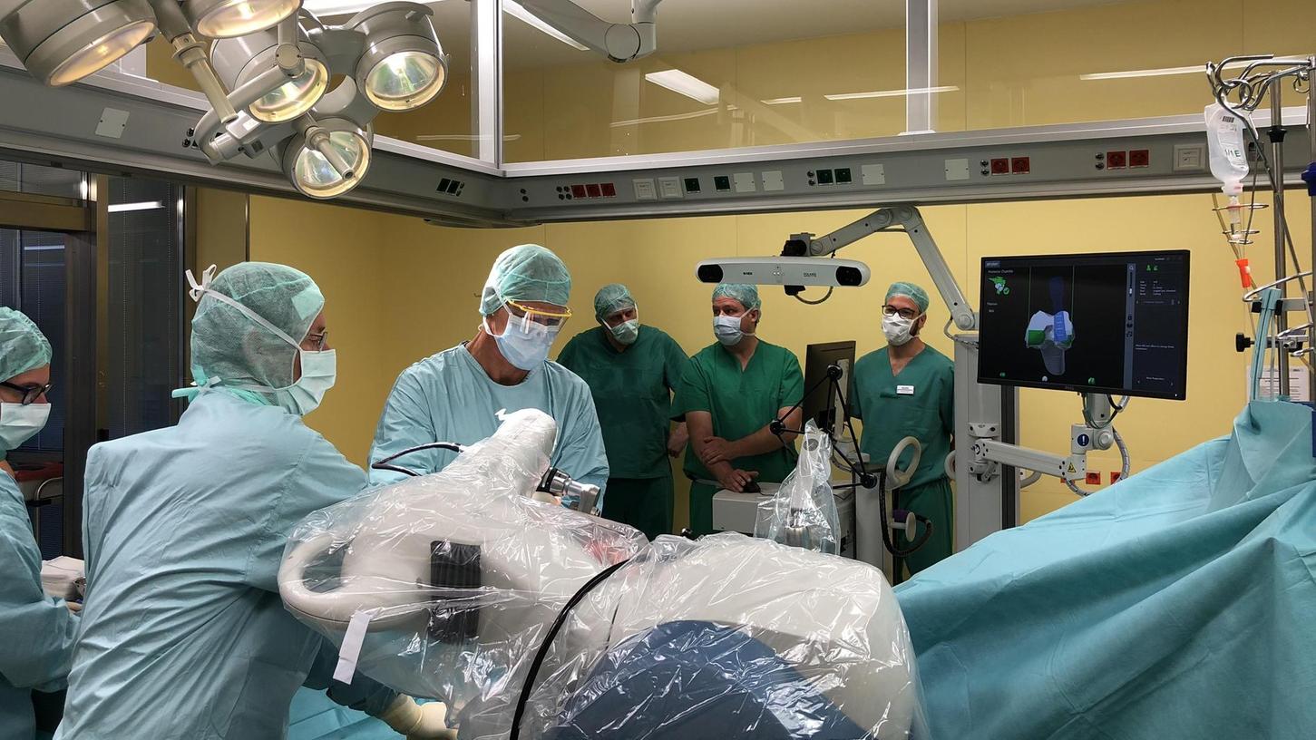 High Tech im Operationssaal: Mit Hilfe von Kameras, Monitoren und dem im Vordergrund zu sehenden Roboterarm Mako wird am Klinikum Forchheim ein neues Knie eingesetzt.