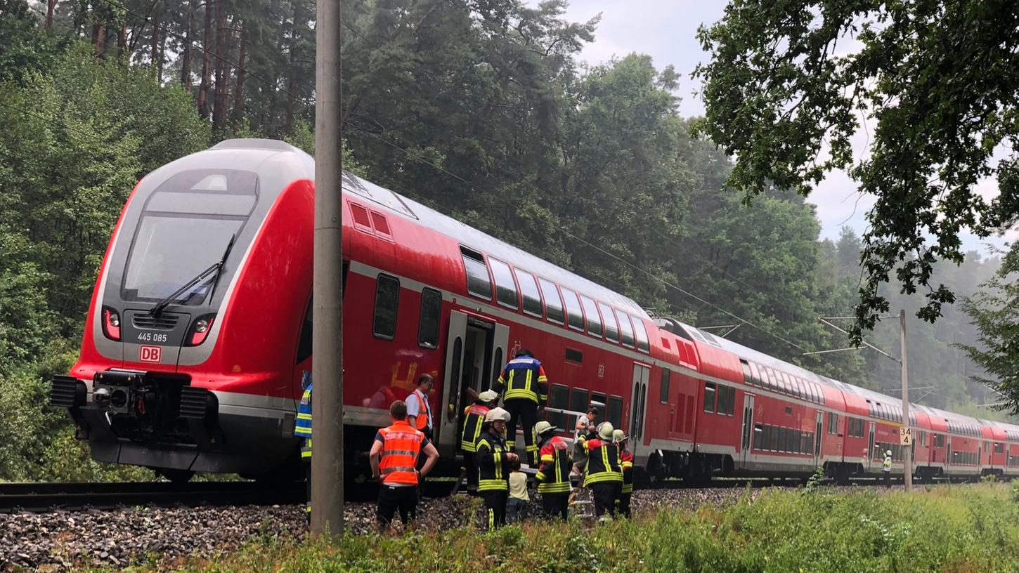 Die 250 Fahrgäste mussten im Zug ausharren, bis die Feuerwehr zur Evakuierung anrückte.