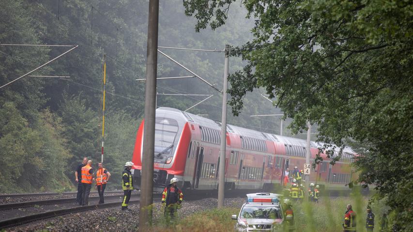 Schweres Unwetter stoppt Zug mit 250 Fahrgästen bei Roth