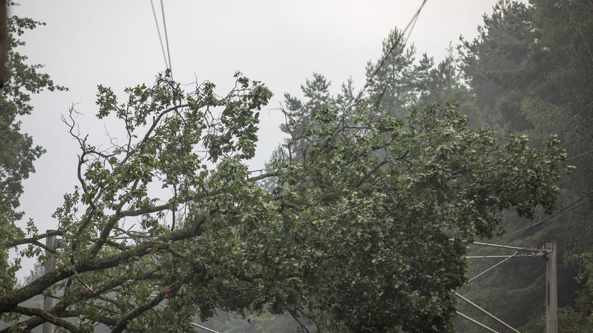 Schweres Unwetter stoppt Zug mit 250 Fahrgästen bei Roth