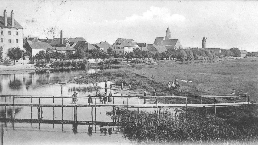 Um 1905: Ein hölzerner Steg führte zur Badehütte an der Altmühlbrücke.