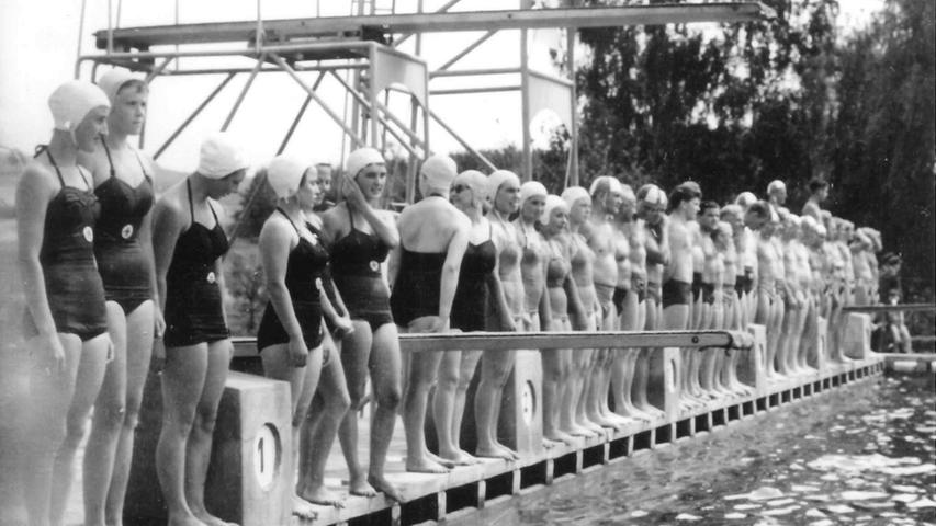 Die Wasserwacht Gunzenhausen feiert 1957 ihr zehnjähriges Bestehen mit einem Schwimmfest im Freibad.