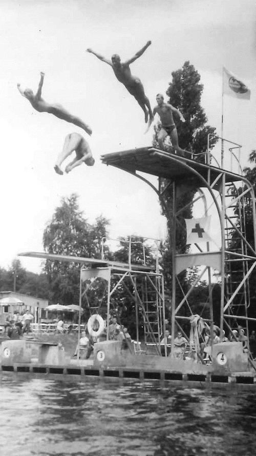 Die Wasserwacht Gunzenhausen feiert 1957 ihr zehnjähriges Bestehen mit einem Schwimmfest im Freibad.