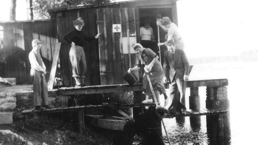 Die Wasserwachthütte am Eichenberger Weiher wird im Frühjahr 1955 fit für die Sommersaison gemacht.