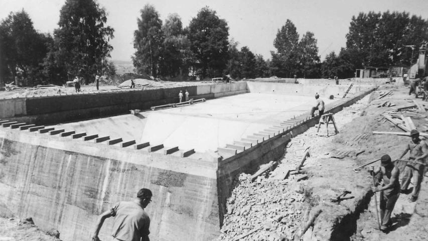 Im Juli 1952 sind die Bauarbeiten für die Erweiterung des Freibads Gunzenhausen in vollem Gange.