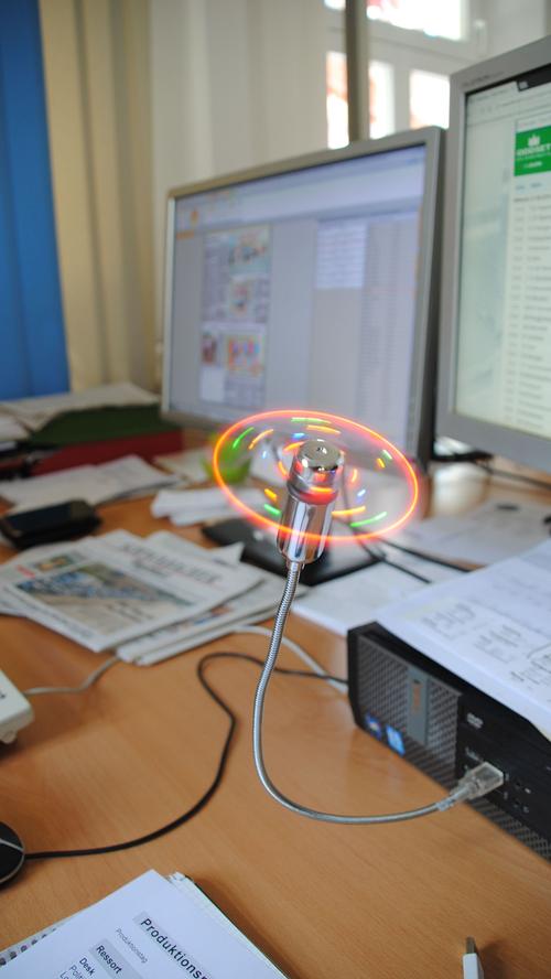 Ein kleiner Helfer im Büro: An einem Arbeitsplatz des Schwabacher Tagblatts läuft ein USB-Neon-Ventilator.