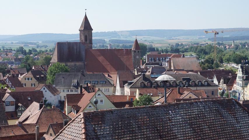 Weit kann der Blick über die Dächer der Altmühlstadt schweifen, hier in Richtung Stadtkirche und Färberturm.