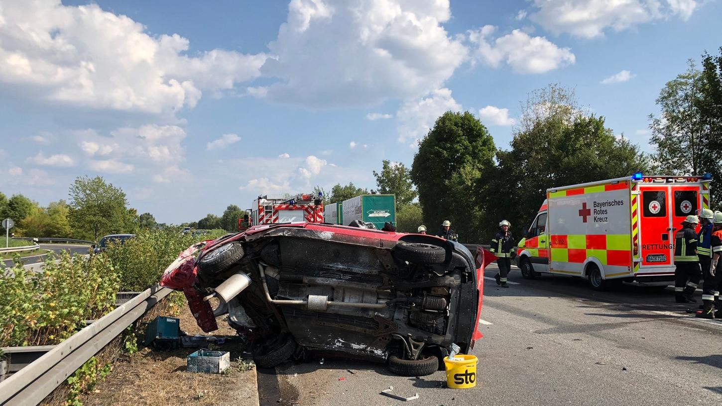Eines der Autos geriet nach dem Zusammenstoß ins Schleudern und kippte auf die Seite. Eines der Autos geriet nach dem Zusammenstoß ins Schleudern und kippte auf die Seite.