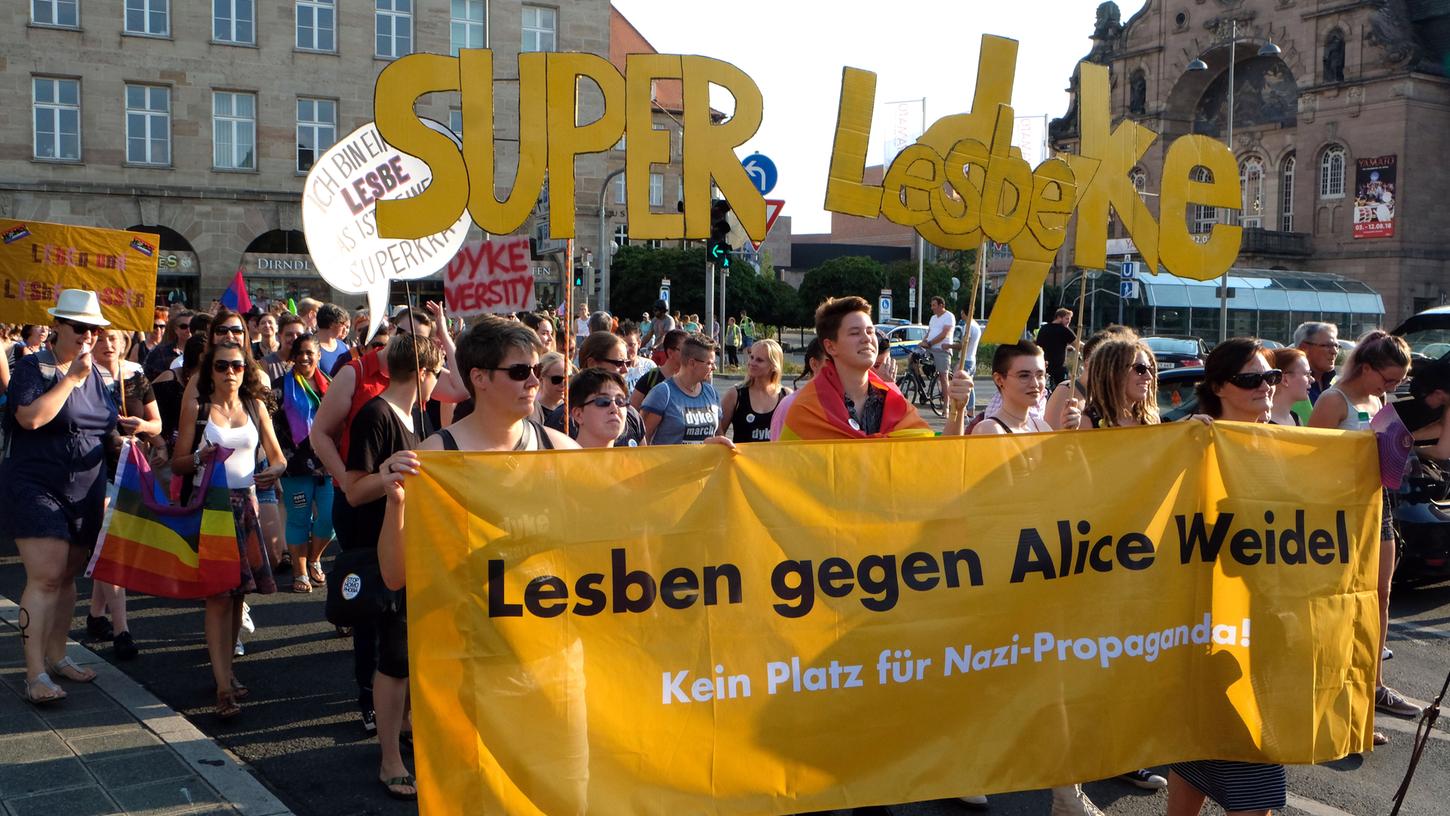 Hunderte trafen sich am Freitagnachmittag, um in der Innenstadt gemeinsam für die Rechte von Lesben einzutreten. Hunderte trafen sich am Freitagnachmittag, um in der Innenstadt gemeinsam für die Rechte von Lesben einzutreten.