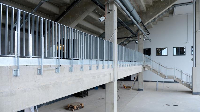 Der Sportpark Ronhof hat sich zum Start in die Saison der 2. Fußball-Bundesliga 2018/19 ganz schön verändert. Der zweite Bauabschnitt der Haupttribüne ist fertig, es gibt einen, mehr Kioske und Toiletten und bald auch einen Fanshop. Maßgeblich verantwortlich für die Neugestaltung des Ronhofs ist Tobias C. Auer, Stadionbetriebsdirektor bei der SpVgg Greuther Fürth.