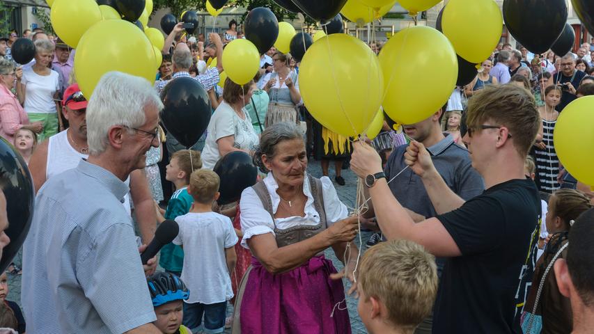 Trachten, Luftballons, Tradition: Auftakt beim Hilpoltsteiner Burgfest