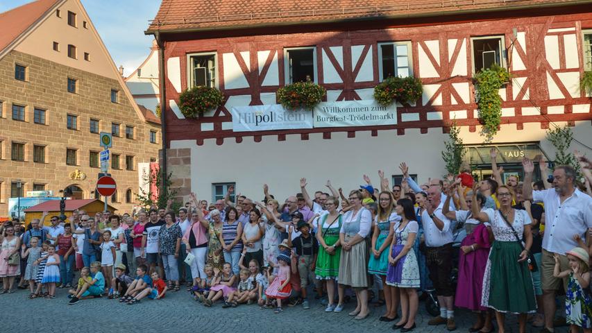 Trachten, Luftballons, Tradition: Auftakt beim Hilpoltsteiner Burgfest
