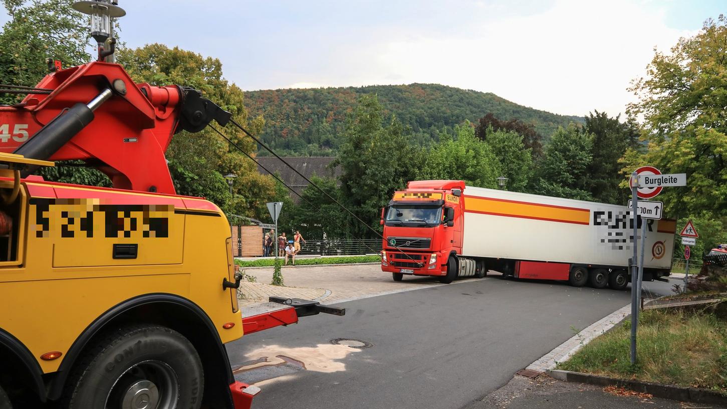 Der Motor schaffte die 25-prozentige Steigung am Streitberger Berg nicht. So blieb der 40-Tonner stecken und musste mühsam geborgen werden. Der Motor schaffte die 25-prozentige Steigung am Streitberger Berg nicht. So blieb der 40-Tonner stecken und musste mühsam geborgen werden.