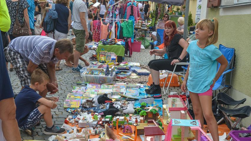 Spielzeug, Stöbern, Schminken: Beste Laune beim Trödelmarkt am Burgfest