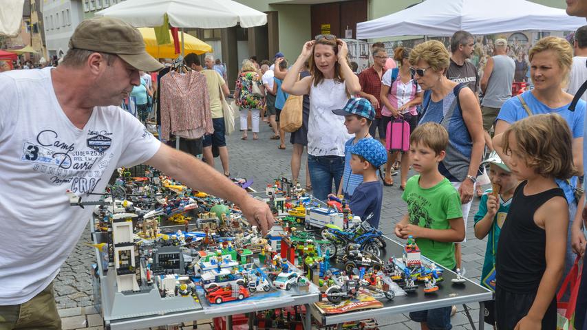 Spielzeug, Stöbern, Schminken: Beste Laune beim Trödelmarkt am Burgfest
