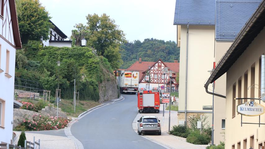 Stillstand am Streitberger Berg: 40-Tonner bleibt stecken