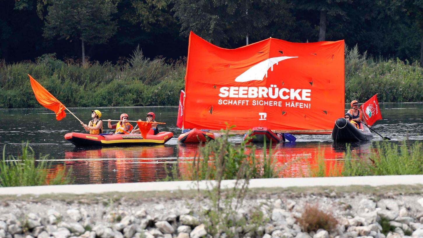 Im Sommer hatten die Aktivisten von "Seebrücke" am Wöhrder See für eine humanere Flüchtlingspolitik demonstriert. Nun hat "Seebrücke" Oberbürgermeister Maly und die Stadt Nürnberg scharf kritisiert.