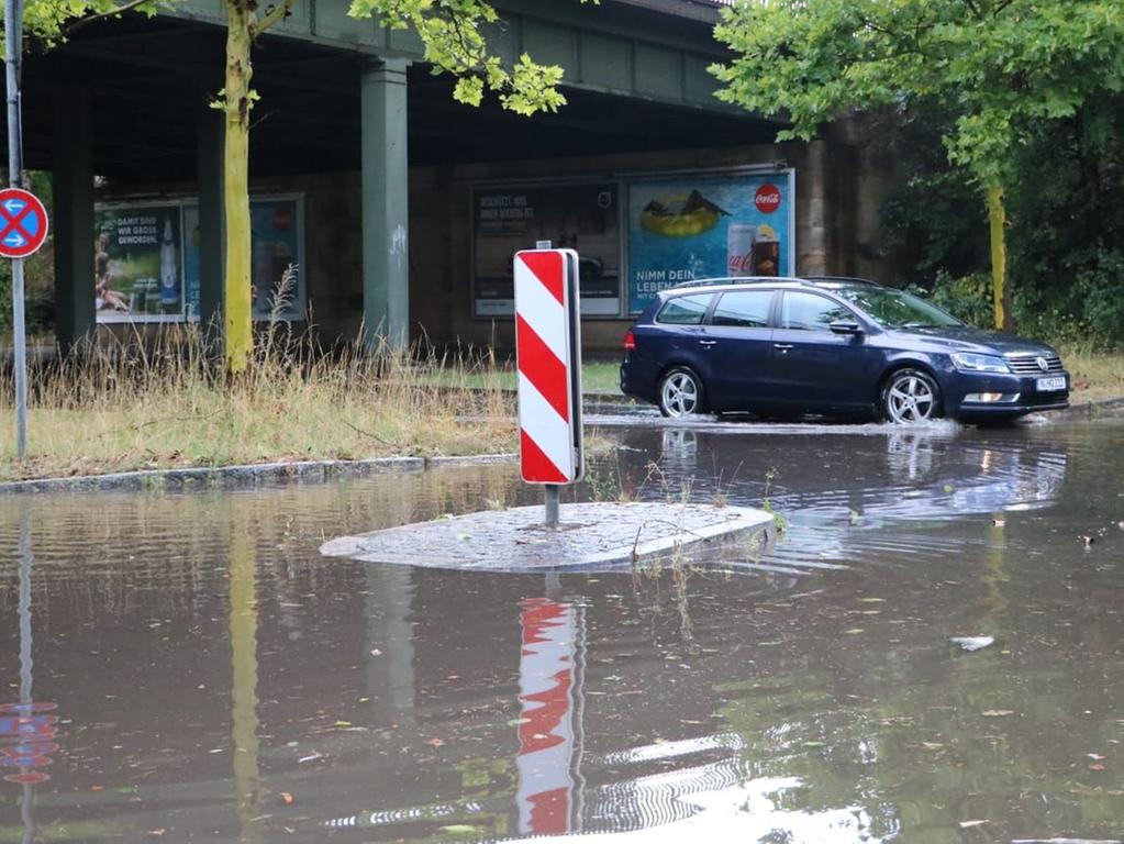 pics Unwetter Nürnberg Langwasser mini unwetter flutet unterfuhrung in