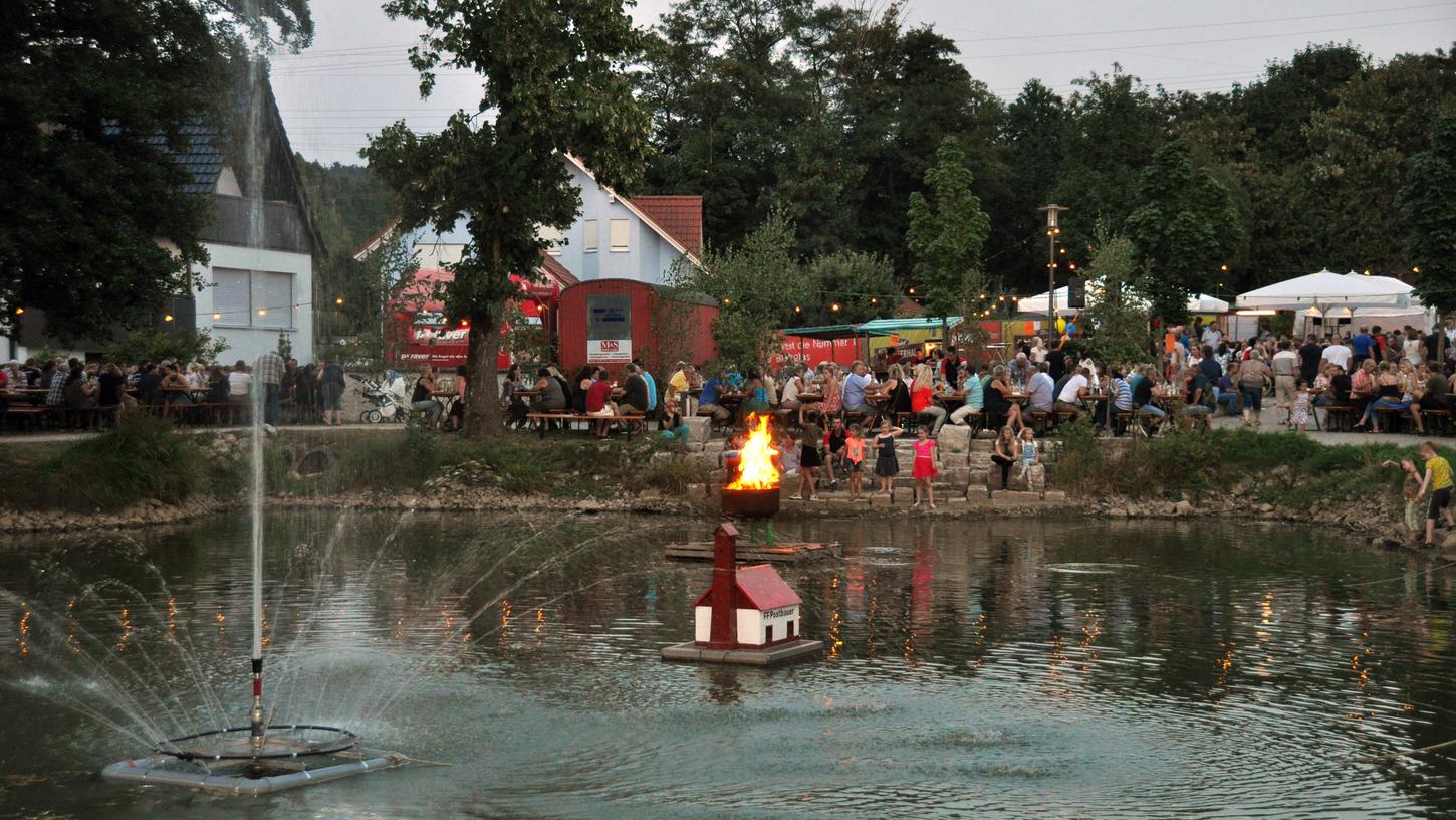  Weiherfest mit idyllischem Feuerzauber in Postbauer-Heng