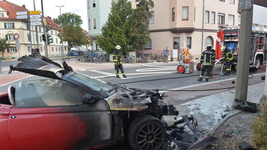 Alfa prallt gegen Ampelmast: Wagen brennt in Erlangen lichterloh