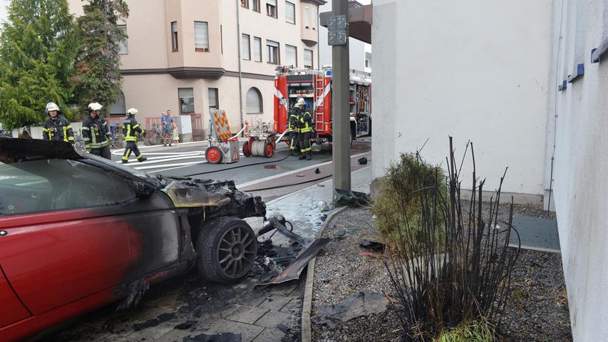 Alfa prallt gegen Ampelmast: Wagen brennt in Erlangen lichterloh