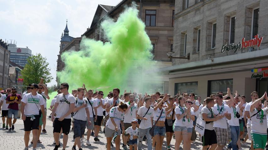 Ganz in Weiß: So marschierten die Kleeblatt-Fans zum ersten Heimsieg