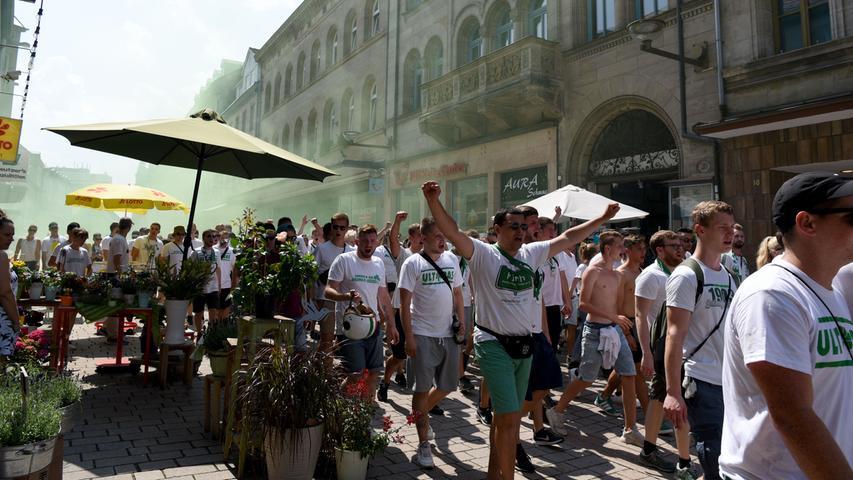 Ganz in Weiß: So marschierten die Kleeblatt-Fans zum ersten Heimsieg