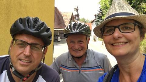 Weiter ging es dann nach Obersteinach, wo sie diese beiden Herren traf. Und die Radler hatten gleich einen tollen Tipp parat, wo man sich bestmöglich bei diesem Wetter stärken kann.