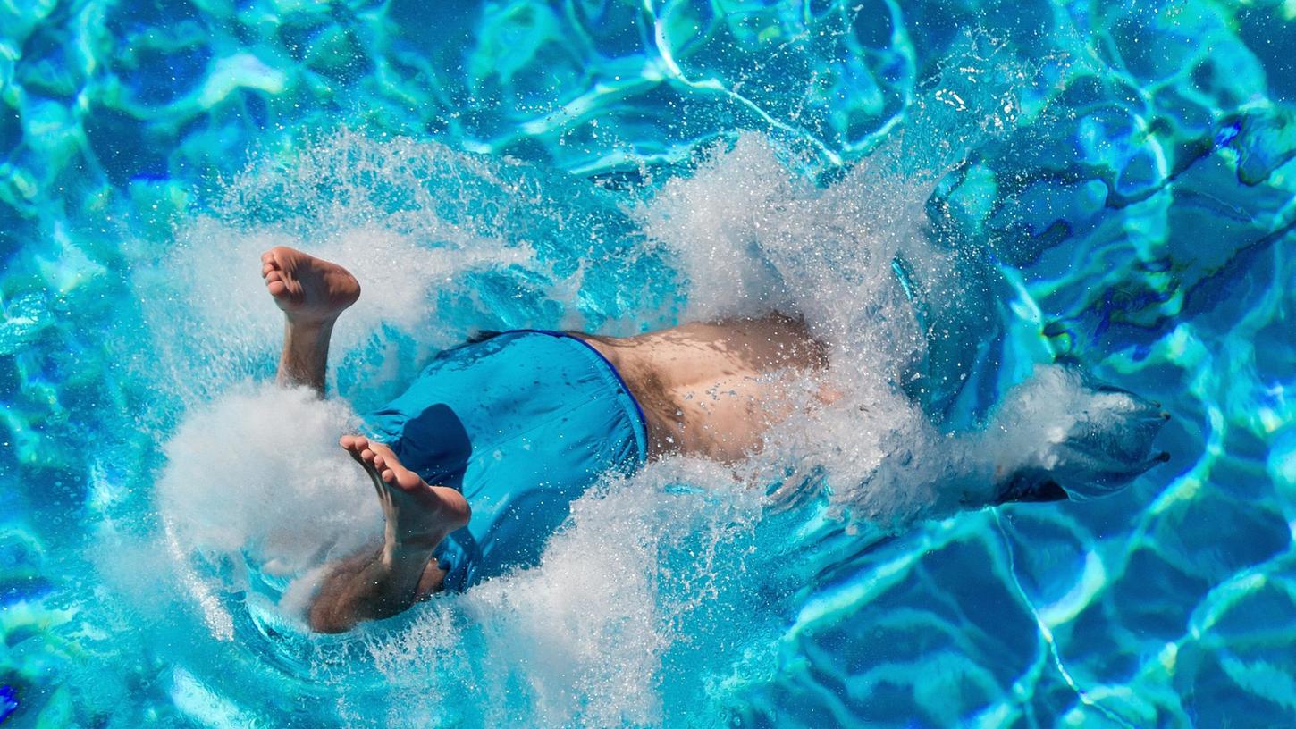 Der Zufluchtsort im Jahr 2018: Das Schwimmbad. "Heißzeit" ist das Wort des Jahres.