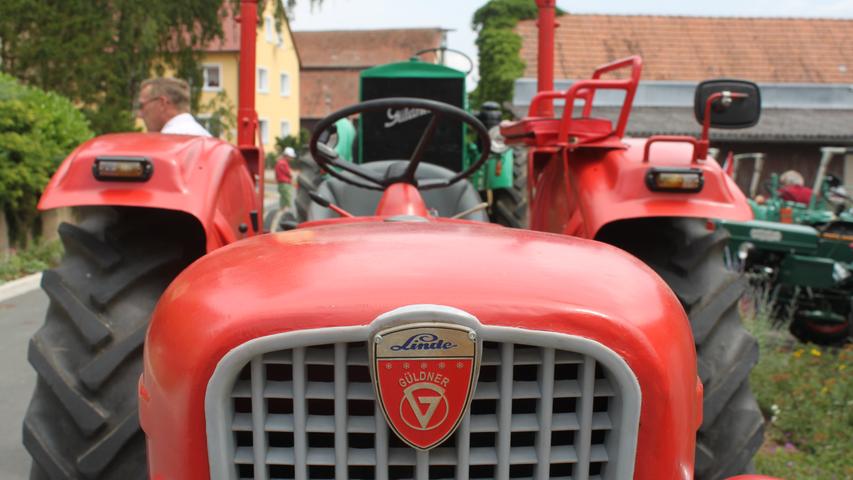 In den 1930er-Jahren begann die Traktorenproduktion bei Güldner, 1969 beendete das zur Linde-Gruppe gehörende Unternehmen sein Engagement auf dem Schleppermarkt wieder. Heute sind die roten Güldner-Trekker bei Sammlern wieder sehr beliebt.