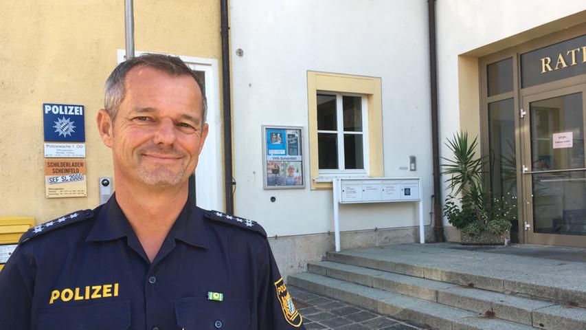 Das ist Herrn Zehns Vorgesetzter: Siegfried Archut, Leiter der Polizeiinspektion Neustadt/Aisch. Hier steht er vor der kleinsten Wache in seinem Beritt.