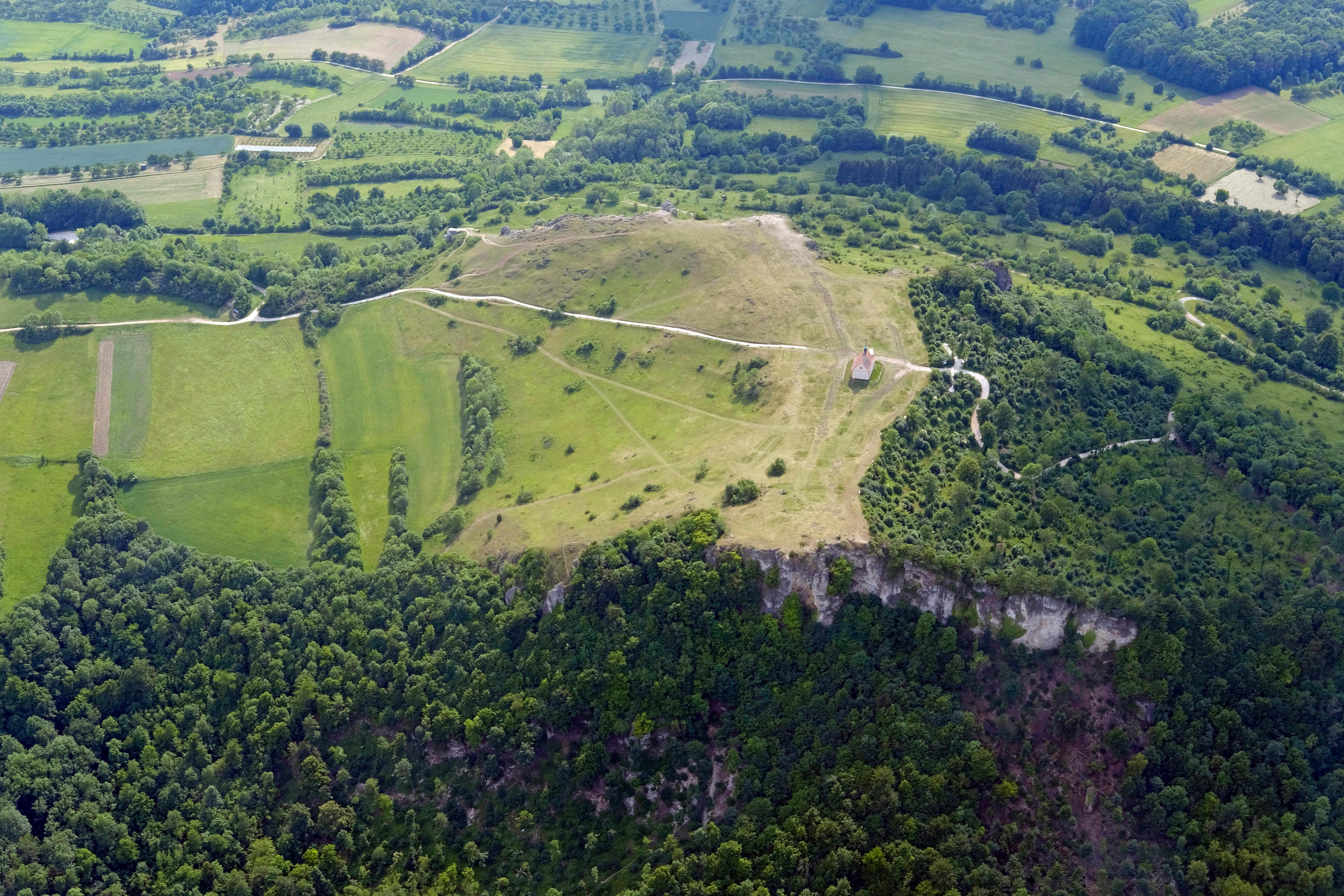 Von unten sieht es so hoch aus, aus dem Flugzeug wirkt es winzig: Das Walberla auf der Ehrenbürg bei Forchheim. Es ist ein bekannter Anlaufpunkt in der Fränkischen Schweiz.