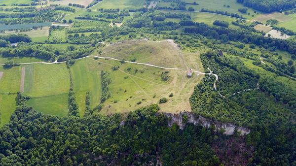 Von unten sieht es so hoch aus, aus dem Flugzeug wirkt es winzig: Das Walberla auf der Ehrenbürg bei Forchheim. Es ist ein bekannter Anlaufpunkt in der Fränkischen Schweiz.