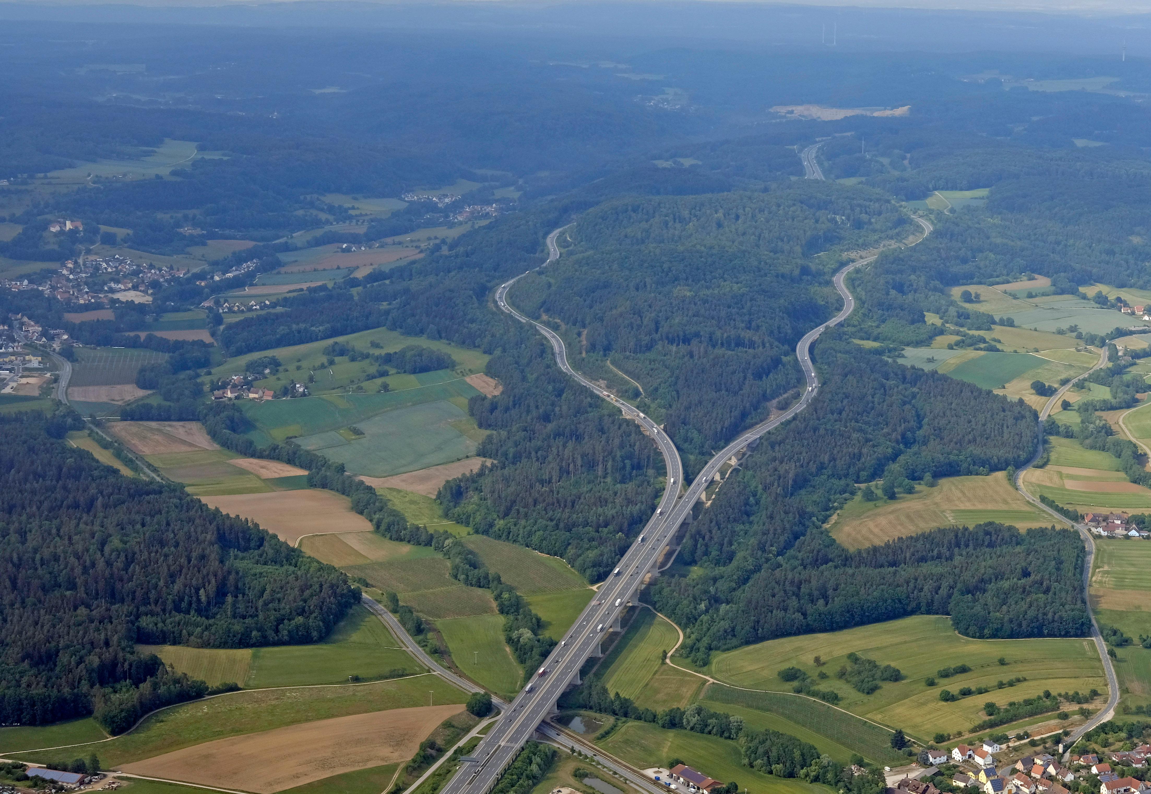 So beeindruckend kann eine Autobahn sein: Hier schlängelt sich die A9 am Hienberg entlang.