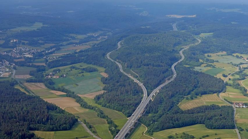 So beeindruckend kann eine Autobahn sein: Hier schlängelt sich die A9 am Hienberg entlang.