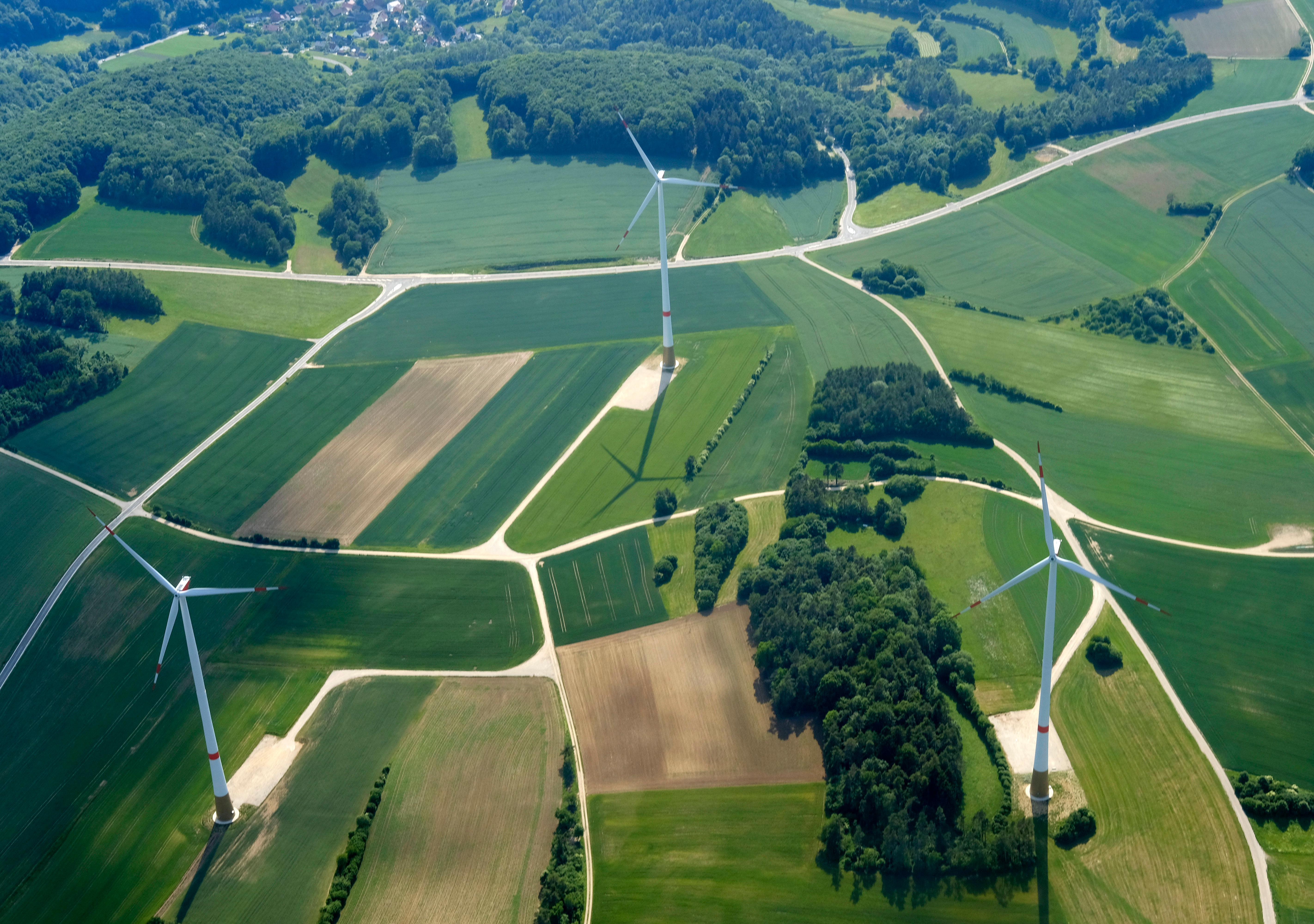 Beim Vorbeifahren wirken die Windräder riesig und majestätisch - vom Flugzeug aus betrachtet könnten es allerdings Spielzeuge sein. Dieses Luftbild zeigt Windenergieanlagen in der Region Nürnberg.