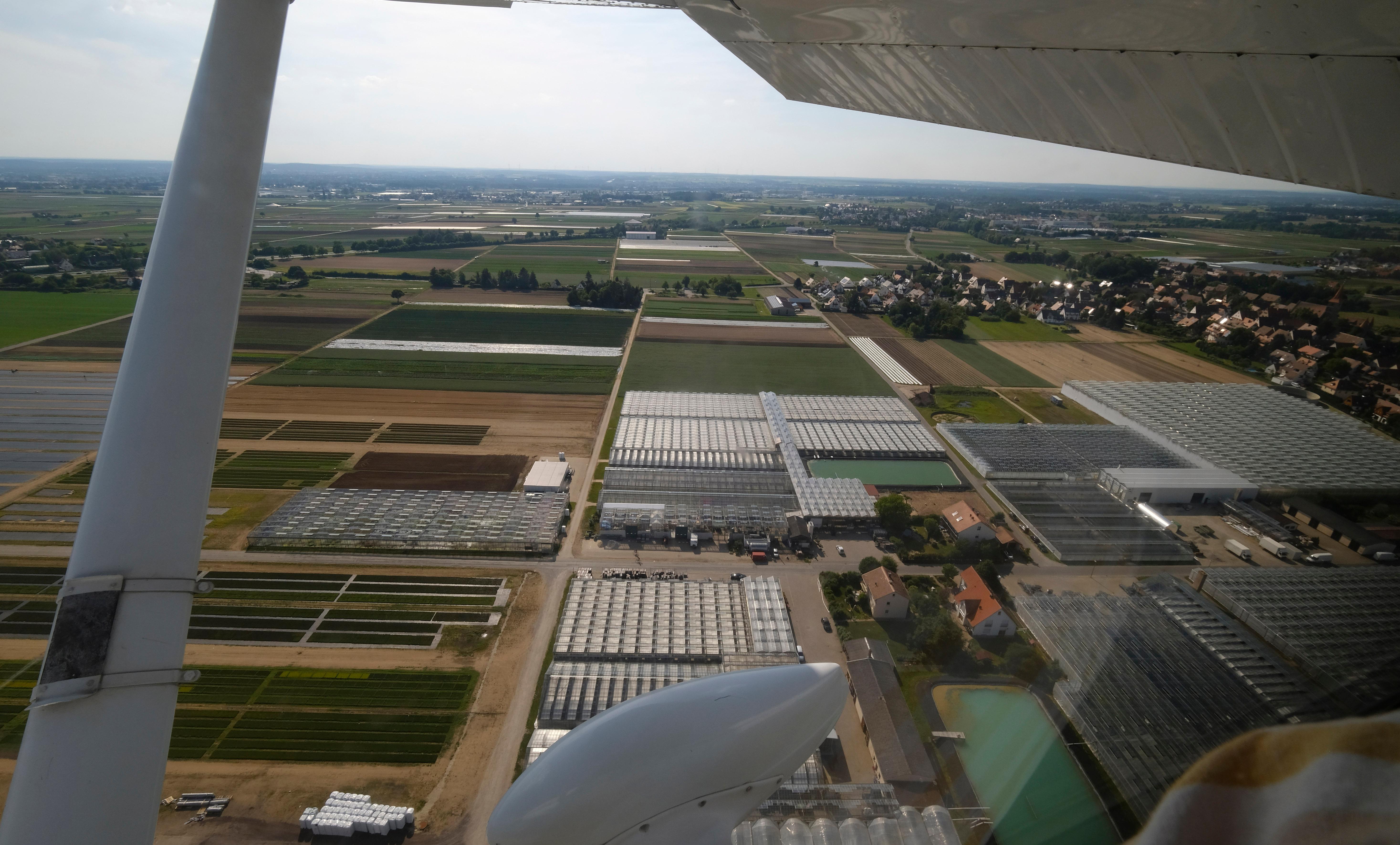Beim Landeanflug auf Nürnberg erhaschen die Passagiere noch einmal einen schönen Ausblick auf das Knoblauchsland mit all seinen Gewächshäusern.