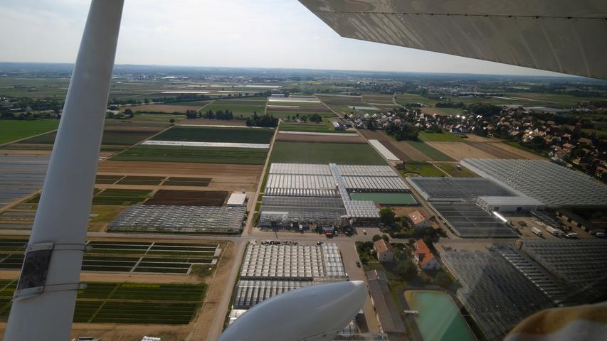 Beim Landeanflug auf Nürnberg erhaschen die Passagiere noch einmal einen schönen Ausblick auf das Knoblauchsland mit all seinen Gewächshäusern.