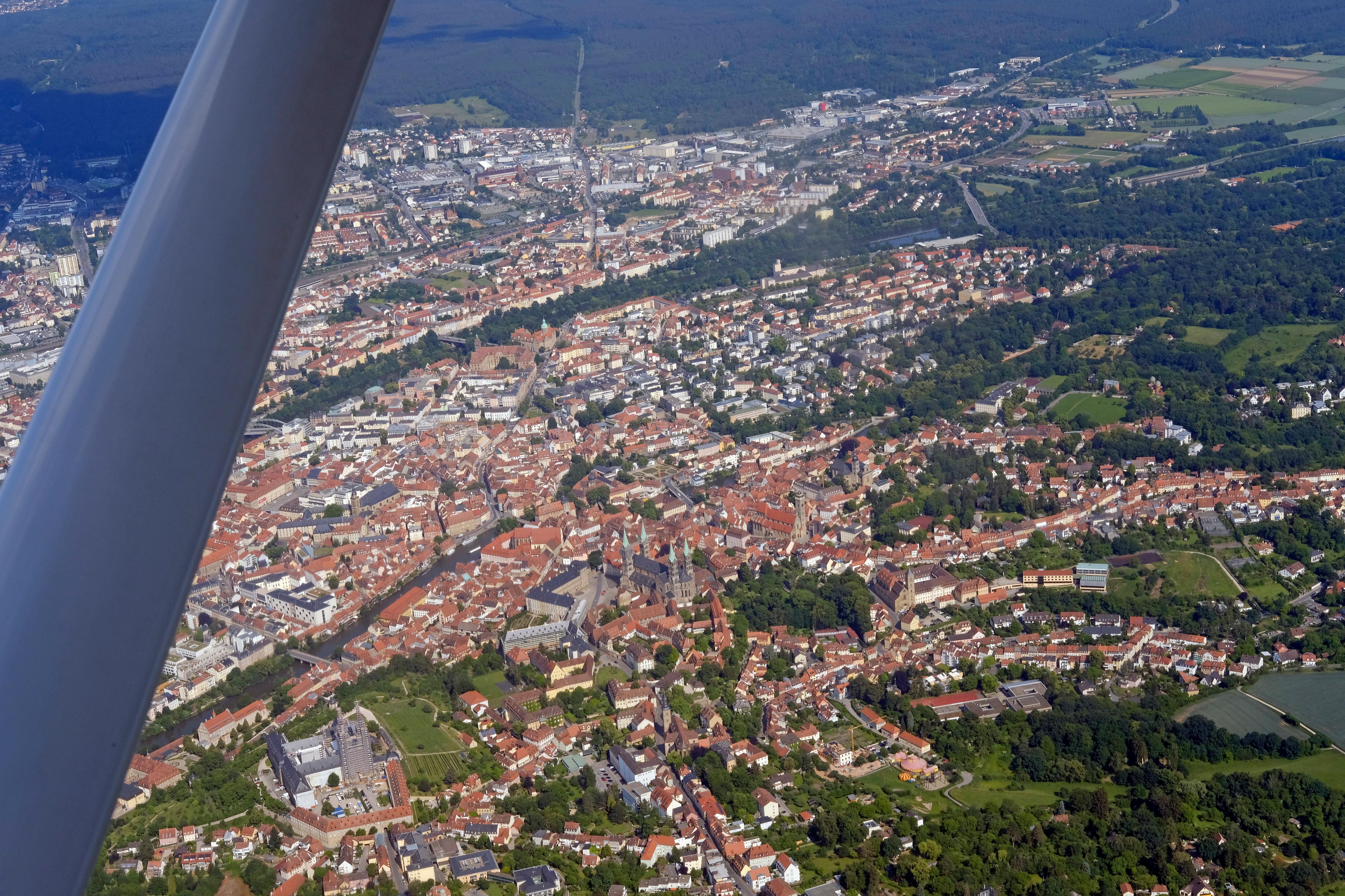 Menschen, Autos, Häuser, Straßen: Wer Bamberg von oben betrachtet, muss sich anstrengen, um alles zu erkennen.