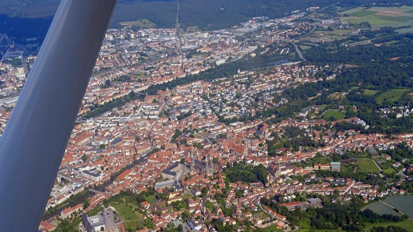 Menschen, Autos, Häuser, Straßen: Wer Bamberg von oben betrachtet, muss sich anstrengen, um alles zu erkennen.