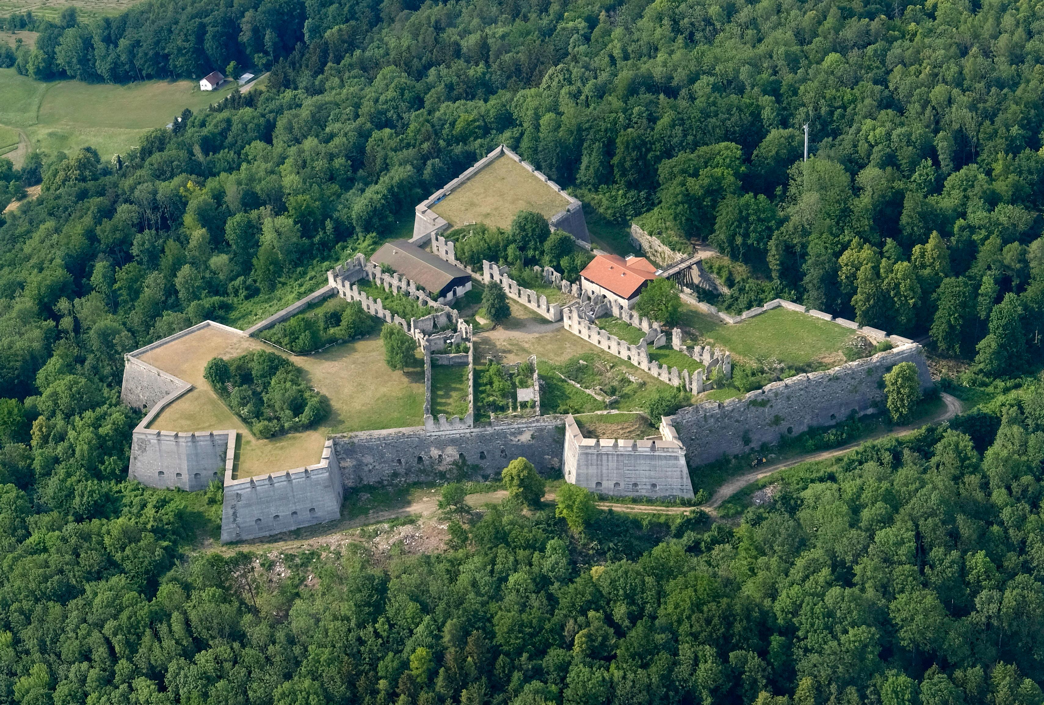 Um sie zu Fuß komplett zu besichtigen, braucht man schon ein paar Stündchen - mit dem Flugzeug ist man in wenigen Sekunden darüber geflogen. Die Festung Rothenberg bei Schnaittach wirkt auch aus der Luft sehr eindrucksvoll.
