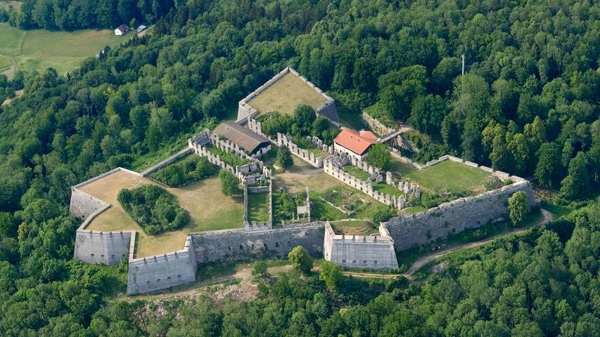 Um sie zu Fuß komplett zu besichtigen, braucht man schon ein paar Stündchen - mit dem Flugzeug ist man in wenigen Sekunden darüber geflogen. Die Festung Rothenberg bei Schnaittach wirkt auch aus der Luft sehr eindrucksvoll.