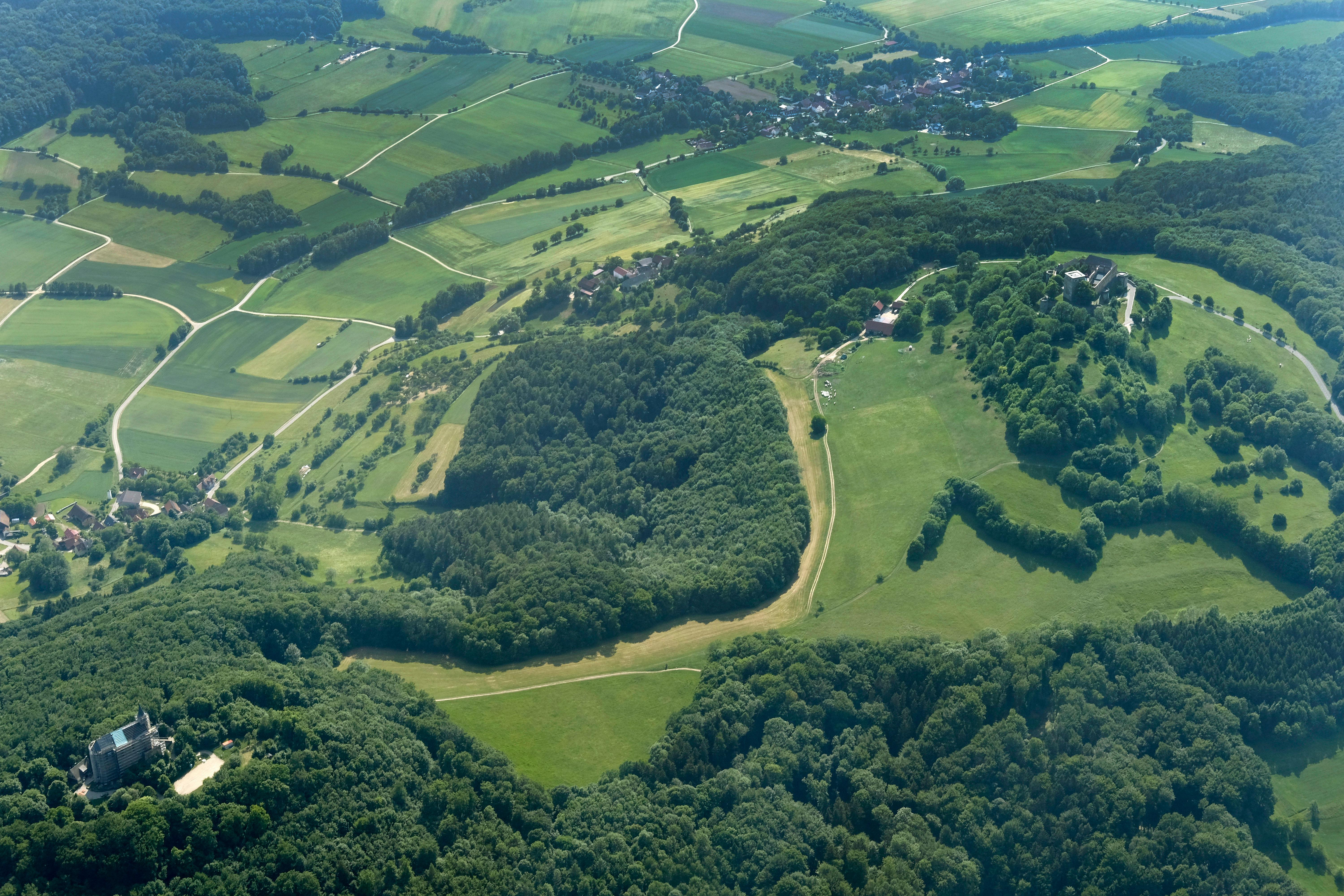 Na, wer hat sie erkannt? Hier stehen die Gügelkirche und die Gichburg inmitten saftig grüner Wiesen. Da muss man aus dieser Höhe schon zweimal hinschauen.