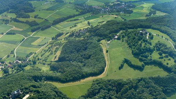 Na, wer hat sie erkannt? Hier stehen die Gügelkirche und die Gichburg inmitten saftig grüner Wiesen. Da muss man aus dieser Höhe schon zweimal hinschauen.