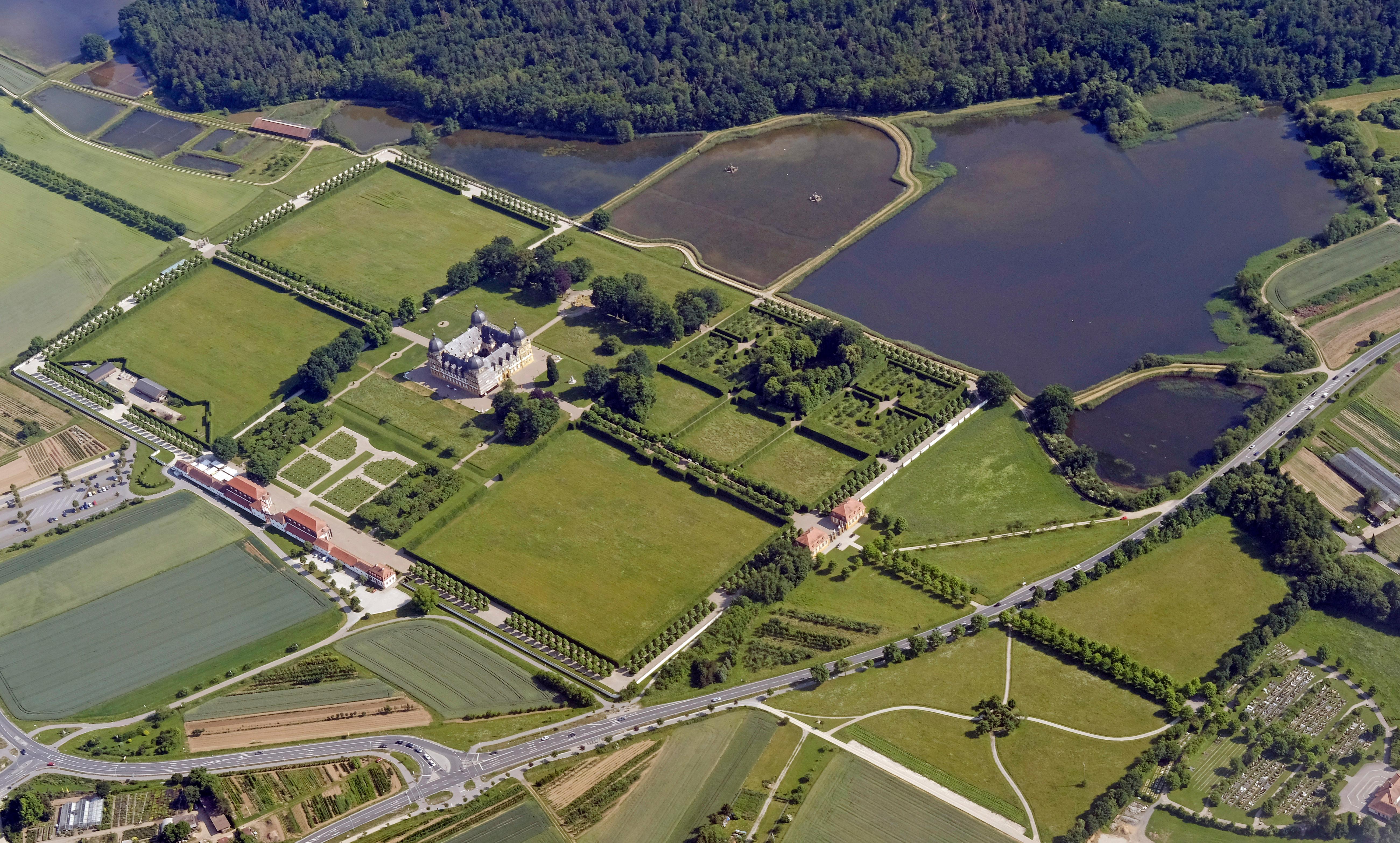 Erst aus der Luft wird die Schönheit der Anlage deutlich: Das Schloß Memmelsdorf ist auch von oben sehenswert.