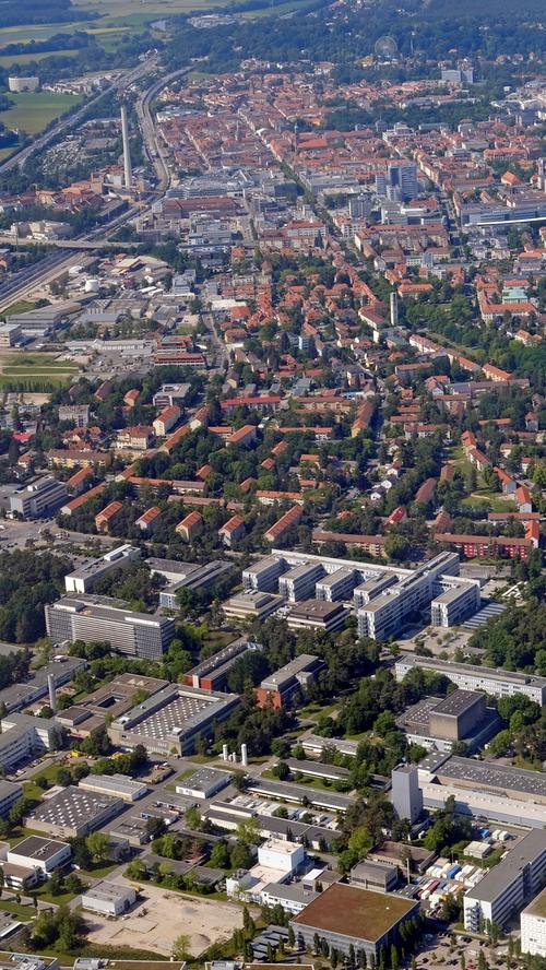Wer ein wenig sucht, findet auf dieser Luftaufnahme Erlangens viele markante Punkte: Wie die Orangerie oder die Hugenottenkirche.