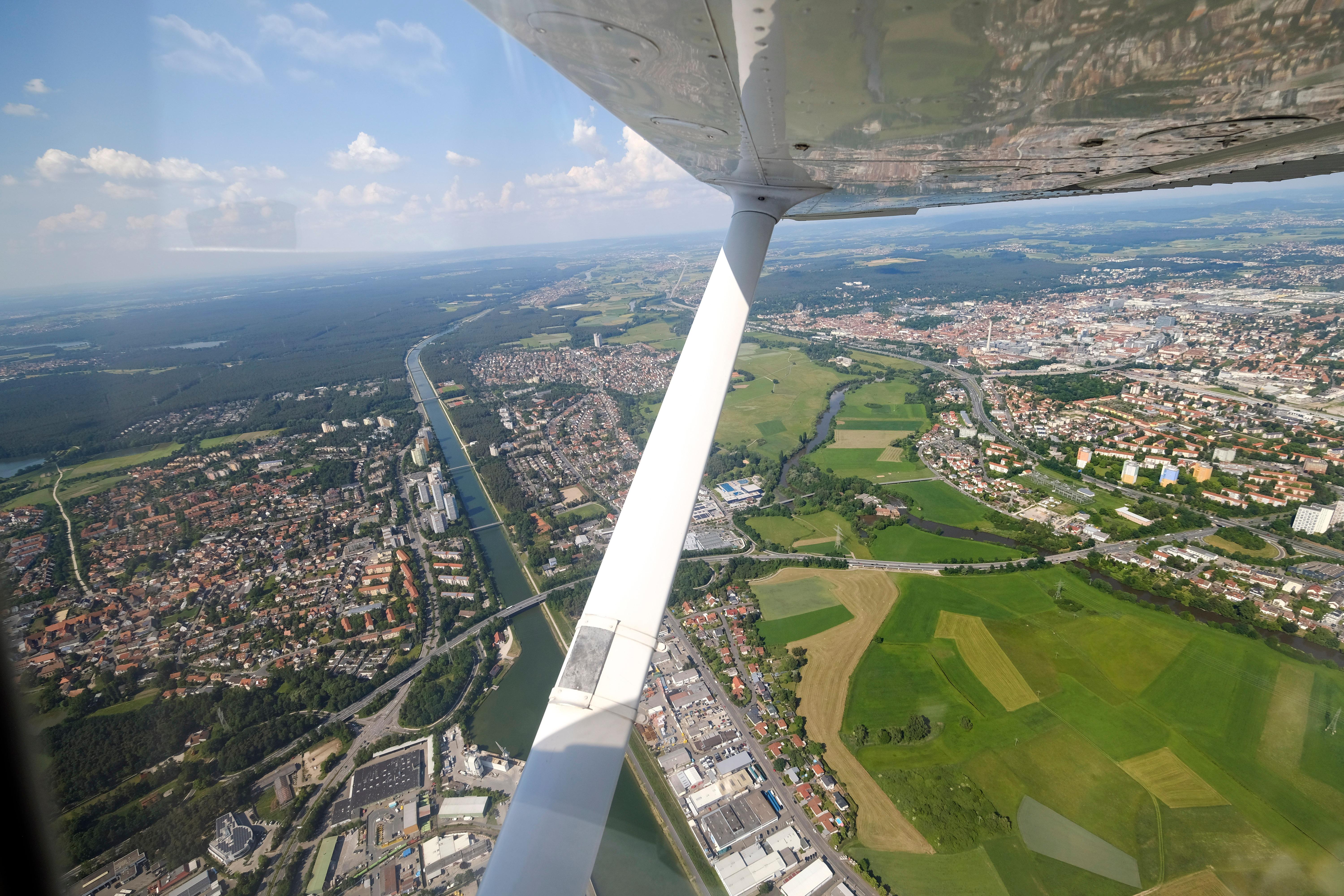 Ruhig und gemächlich fließt die Regnitz durch Erlangen - und ruhig und gemächlich folgt das Flugzeug ihrem Verlauf.