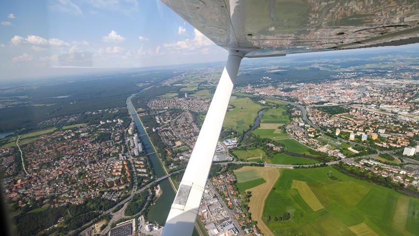 Ruhig und gemächlich fließt die Regnitz durch Erlangen - und ruhig und gemächlich folgt das Flugzeug ihrem Verlauf.