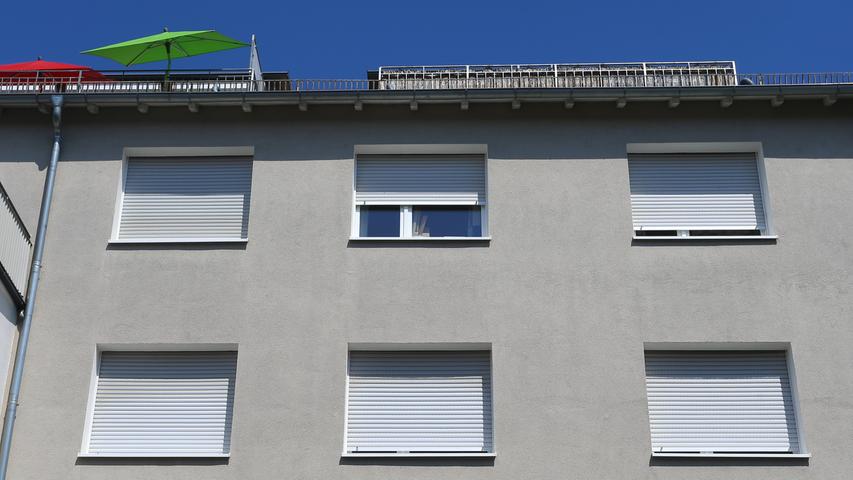 Empfohlen wird auch die Begrünung von Dächern und Fassaden, Stellplätzen und Tiefgaragen. Die Stadt Nürnberg versucht hier seit Jahren über Förderprogramme, mehr kühlendes Grün in die Stadt zu holen. Ein weiterer Tipp: Helle Farben und Baumaterialien steigern die Reflexion von Sonnenlicht und helfen, die Oberflächen- und Lufttemperatur zu senken. Jalousien, Sonnensegel oder Arkaden helfen, Gebäude zu beschatten. Überhaupt: Kleine Schattenplätze bieten Stadtbewohnern die Möglichkeit, der Sonne zu entfliehen.
