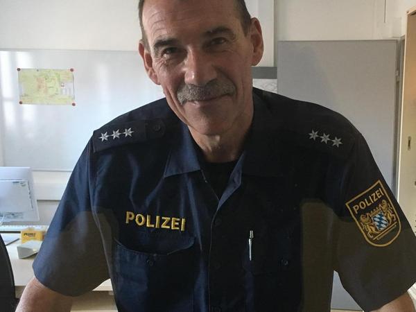 Helmut Zehn in seinem Büro: Besucher begrüßt der "Polizist zum Anfassen" erst einmal durch ein Fenster.